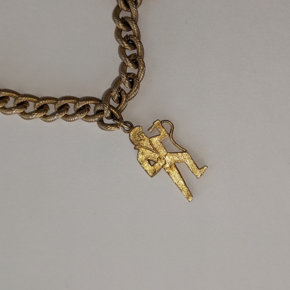 VTG SIGNED 1977 ELVIS GOLD TONE CHARM BRACELET - Picture 9 of 10